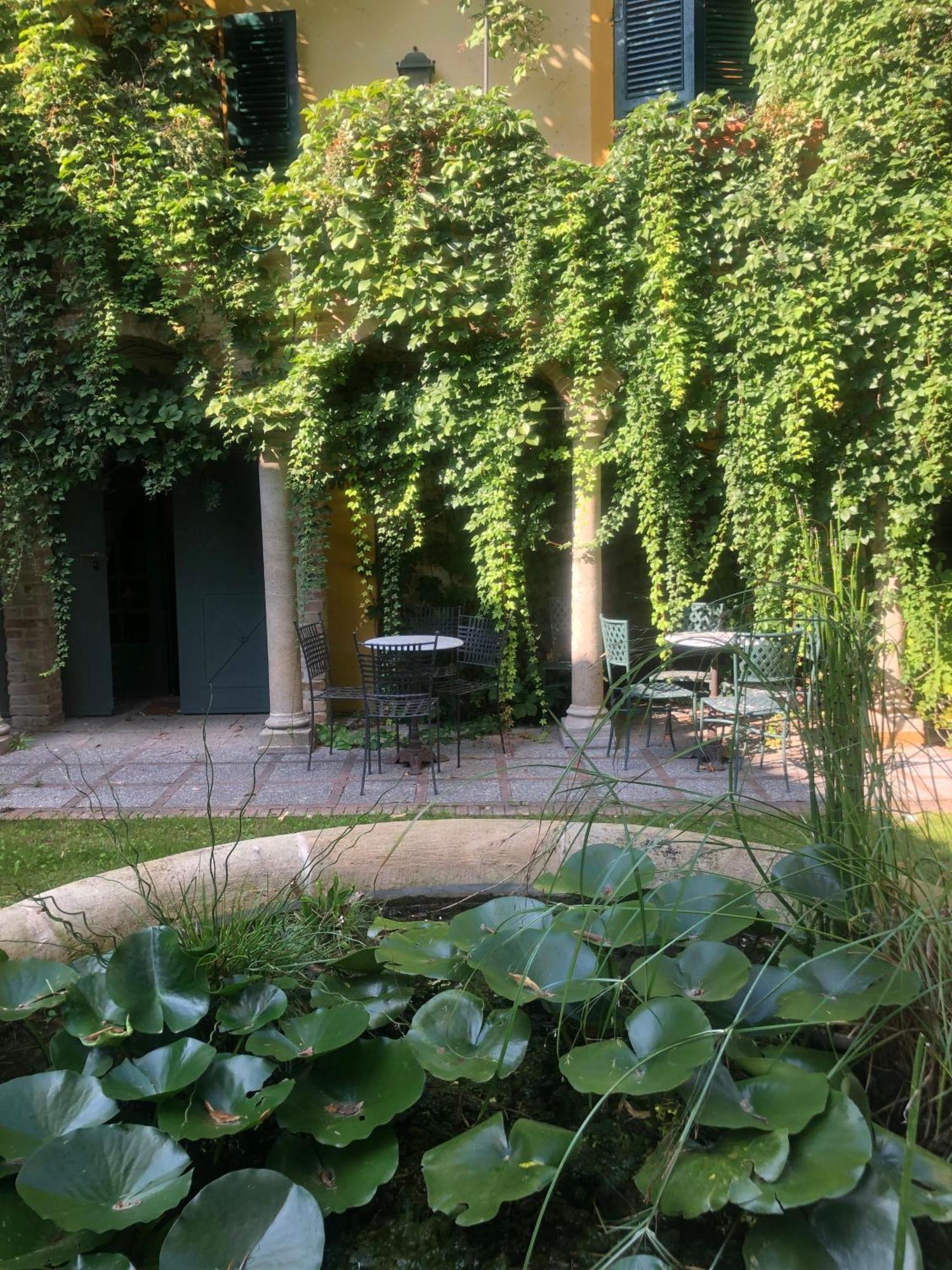 Palazzo Sismonda Bed & Breakfast Corneliano d'Alba Екстериор снимка