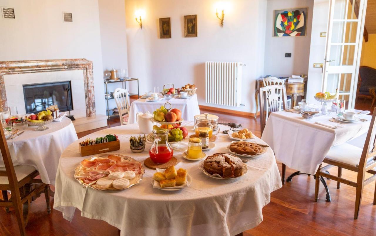Palazzo Sismonda Bed & Breakfast Corneliano d'Alba Екстериор снимка