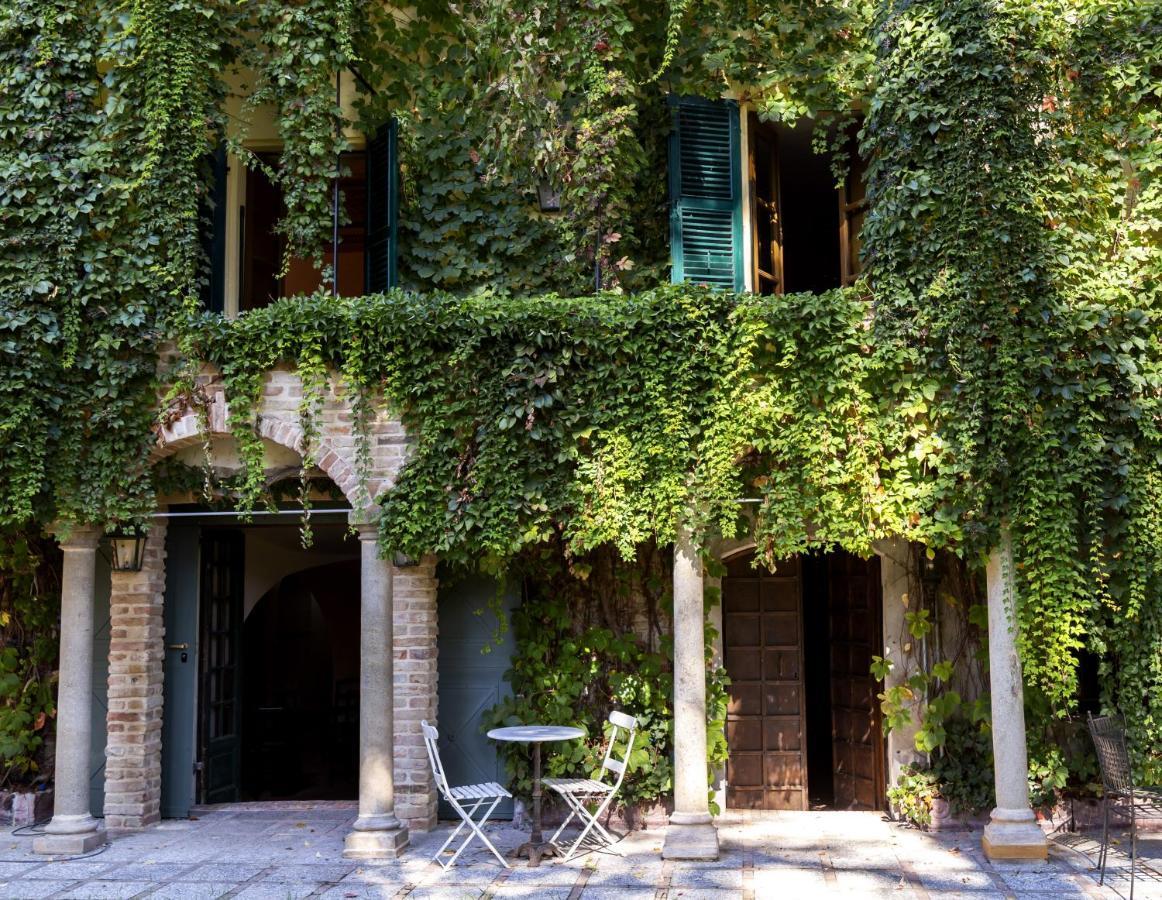 Palazzo Sismonda Bed & Breakfast Corneliano d'Alba Екстериор снимка