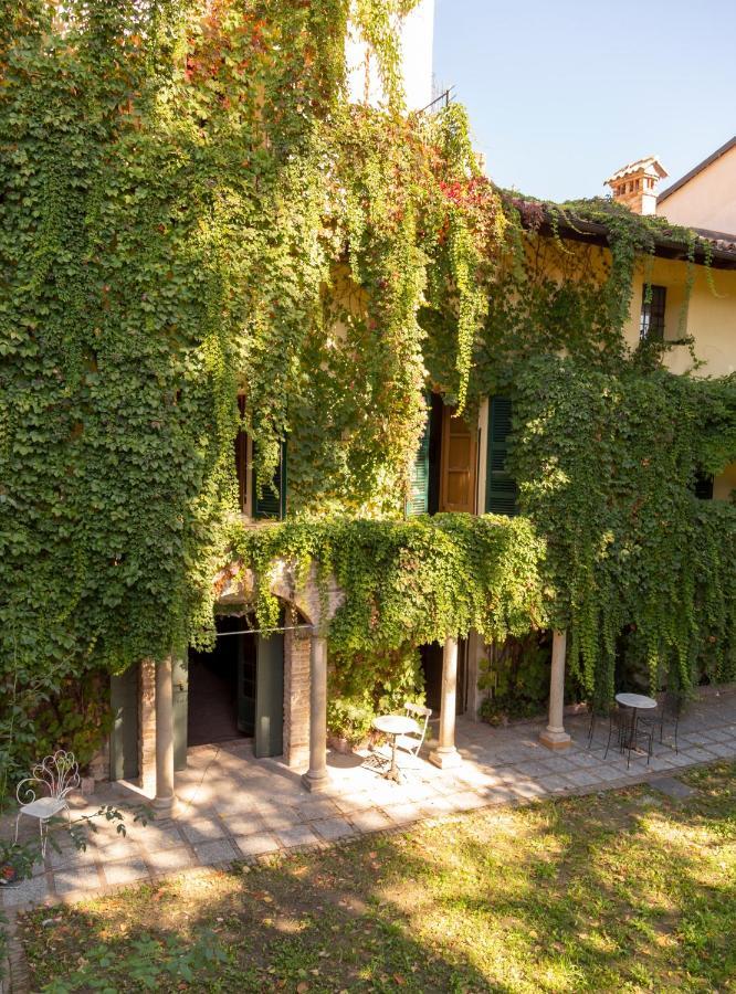Palazzo Sismonda Bed & Breakfast Corneliano d'Alba Екстериор снимка