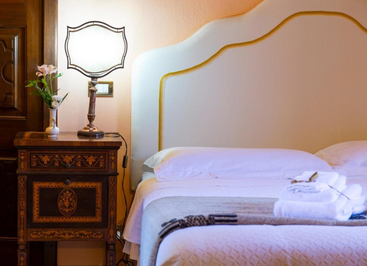 Palazzo Sismonda Bed & Breakfast Corneliano d'Alba Екстериор снимка