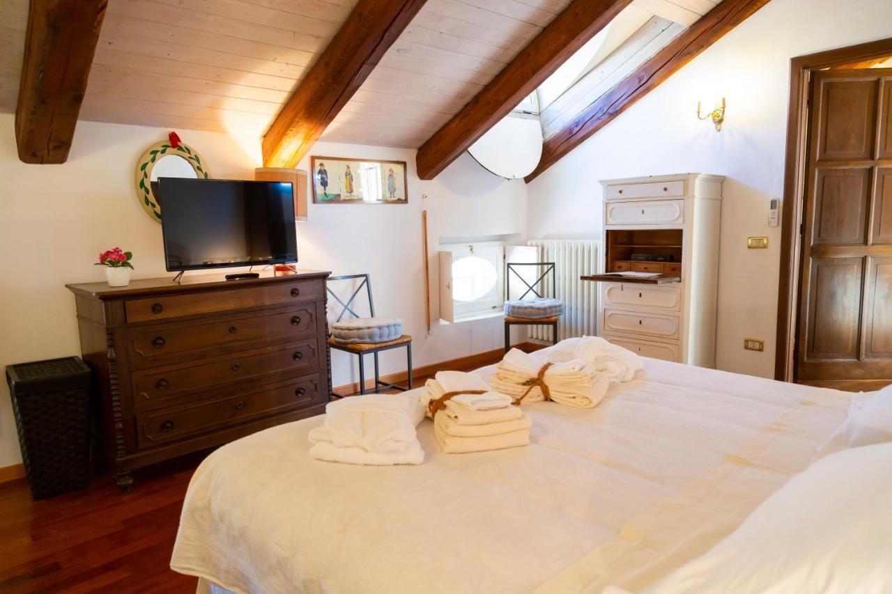 Palazzo Sismonda Bed & Breakfast Corneliano d'Alba Екстериор снимка