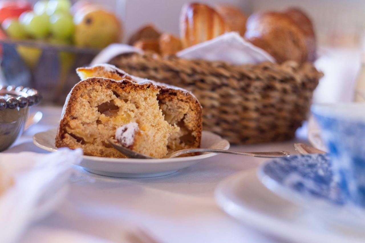 Palazzo Sismonda Bed & Breakfast Corneliano d'Alba Екстериор снимка