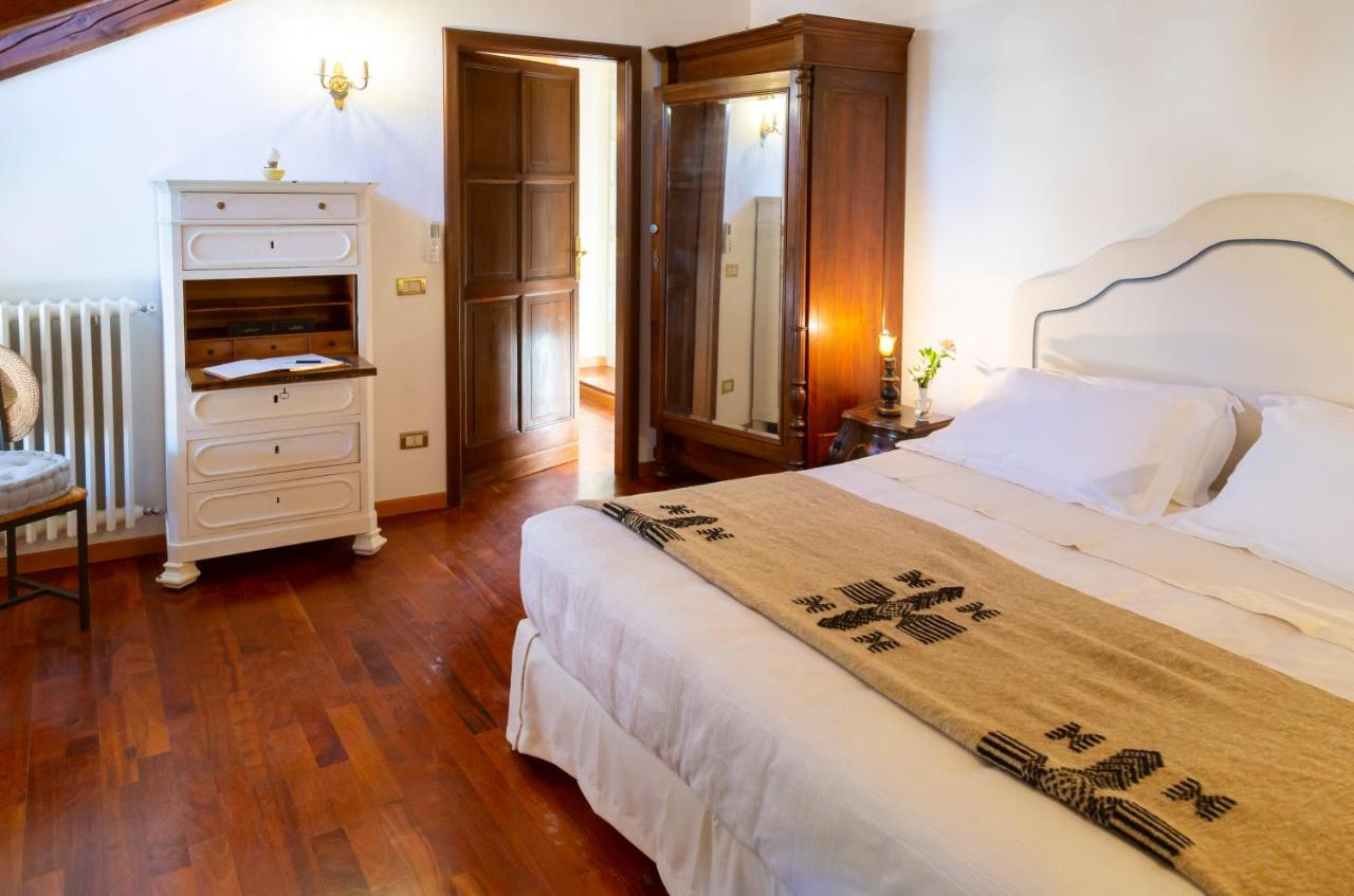 Palazzo Sismonda Bed & Breakfast Corneliano d'Alba Екстериор снимка